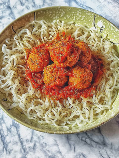 Una foto de Pasta Konjac con albóndigas con tomate