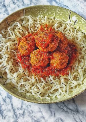 Una foto de Pasta Konjac con albóndigas con tomate