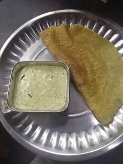 हिरव्या मुगाच्या डाळीचा पौष्टिक डोसा (green moong dosa recipe in marathi) रेसिपी चे मुख्य फोटो