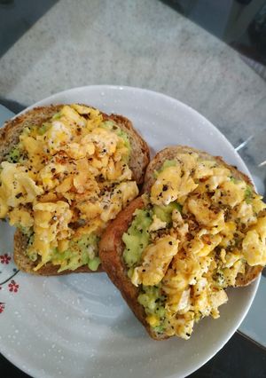 Foto resep Avocadoes Scrambled Eggs on Toast