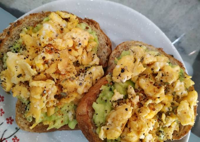 Avocadoes Scrambled Eggs on Toast foto resep utama