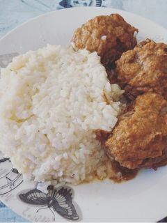 Una foto de Carrilleras al vino tinto con arroz cocido de acompañamiento
