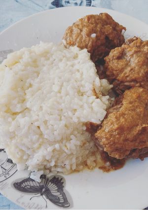Una foto de Carrilleras al vino tinto con arroz cocido de acompañamiento