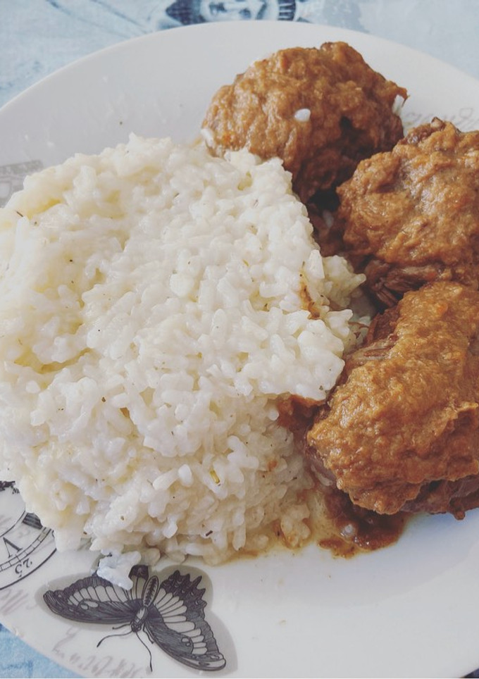 Una foto de Carrilleras al vino tinto con arroz cocido de acompañamiento