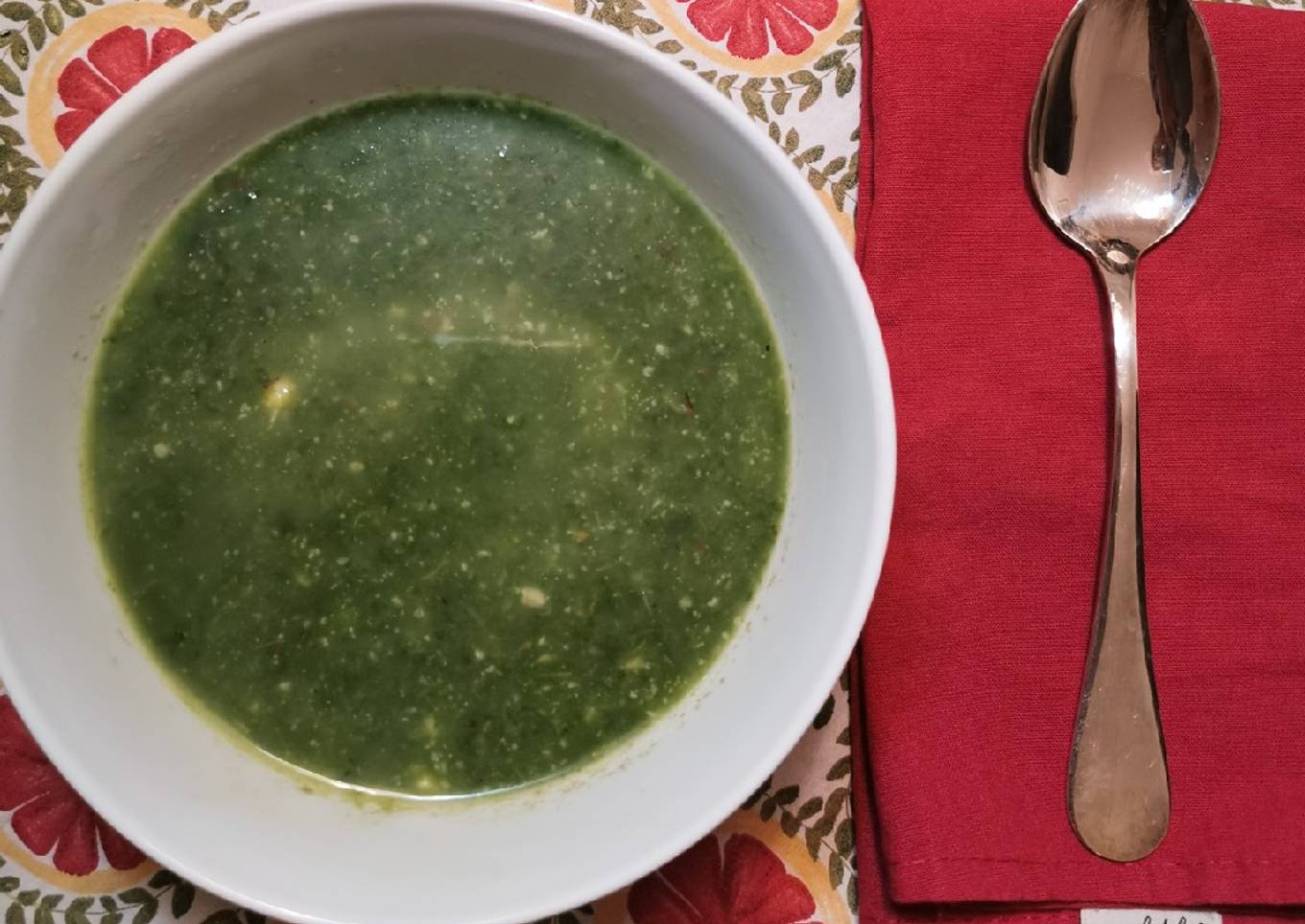 Sopa de espinaca con avellanas