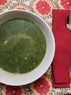Una foto de Sopa de espinaca con avellanas
