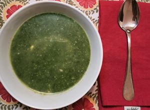 Una foto de Sopa de espinaca con avellanas