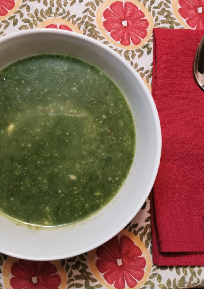 Una foto de Sopa de espinaca con avellanas