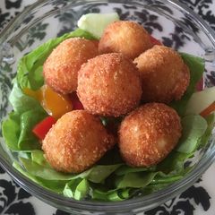 A picture of Fried mozzarella balls.