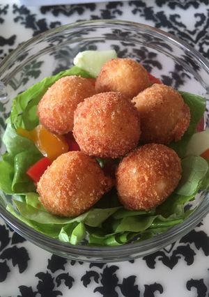 A picture of Fried mozzarella balls.