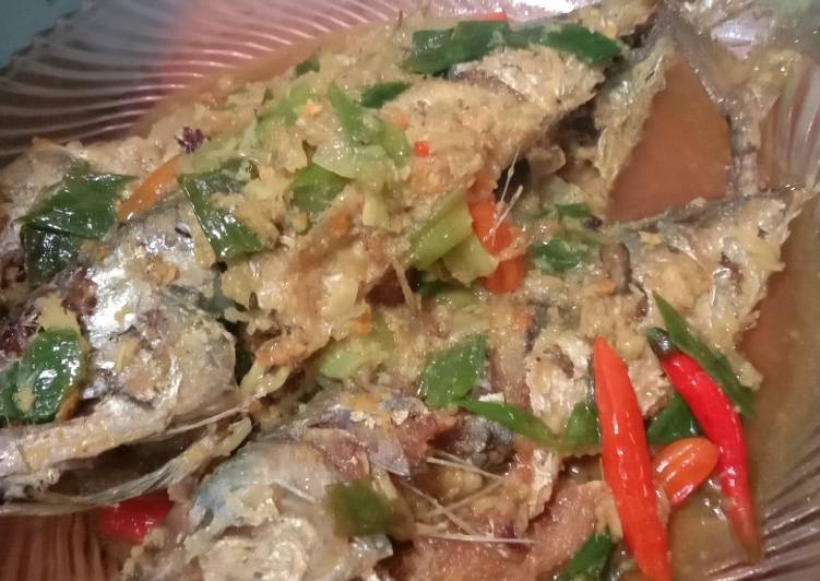 Ikan kembung bumbu acar