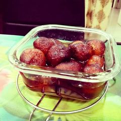A picture of Gulab jamun.
