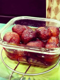A picture of Gulab jamun.