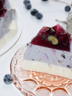 Una foto de Pastel de gelatina con fruta y yogur, receta fácil