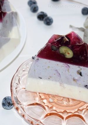 Una foto de Pastel de gelatina con fruta y yogur, receta fácil