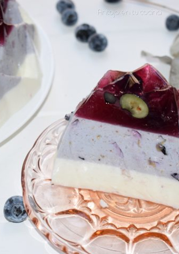 Una foto de Pastel de gelatina con fruta y yogur, receta fácil