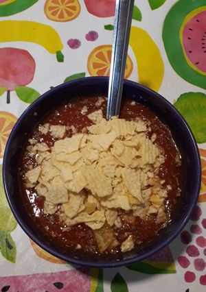 Una foto de Jugo de tomate con especias y patatas de churrería