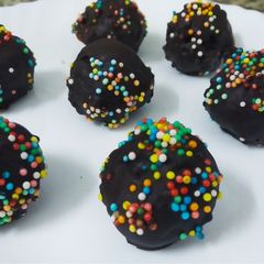 A picture of Chocolaty oreo balls.