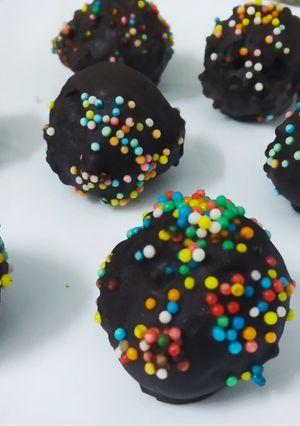 A picture of Chocolaty oreo balls.