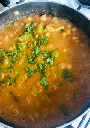 A picture of Aloo chana masala.
