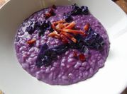 Una foto di risotto al cavolo