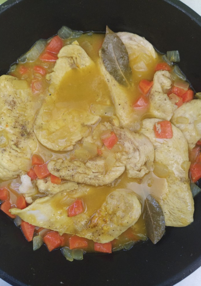Una foto de Pollo con zanahoria y cebolla