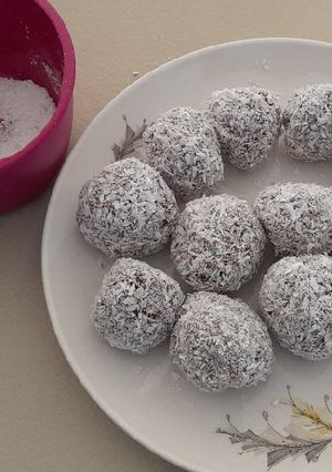 Una foto de Trufas de banana, coco y cacao
