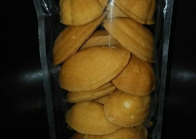 Kue bolu kering