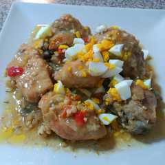 Una foto de Pollo en salsa con huevo