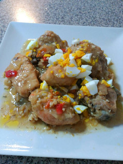 Una foto de Pollo en salsa con huevo