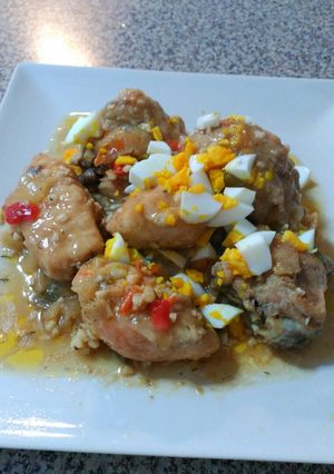 Una foto de Pollo en salsa con huevo