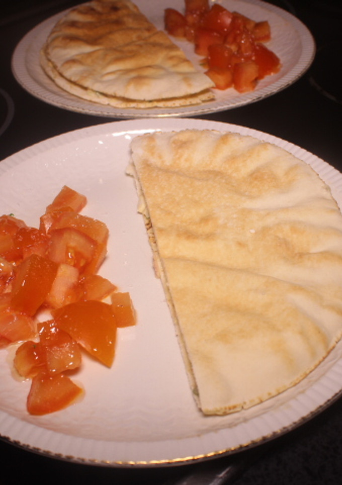 Una foto de Pan de pita relleno de atún