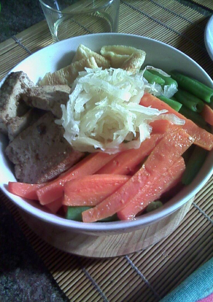 Una foto de Fideos al miso con verduras y tofu