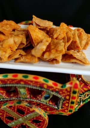 મસાલા સમોસા પૂરી (Masala Samosa Poori Recipe In Gujarati) રેસીપી મુખ્ય ફોટો