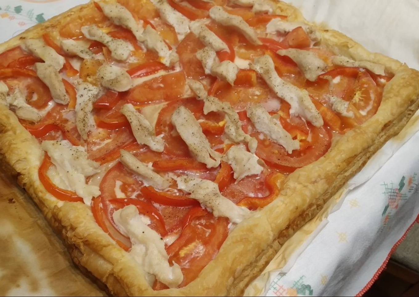 Hojaldre con tomate, pollo y pimiento