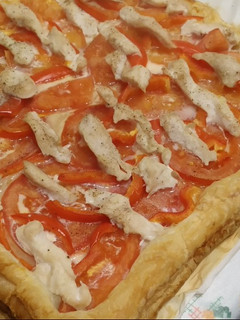 Una foto de Hojaldre con tomate, pollo y pimiento