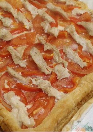 Una foto de Hojaldre con tomate, pollo y pimiento