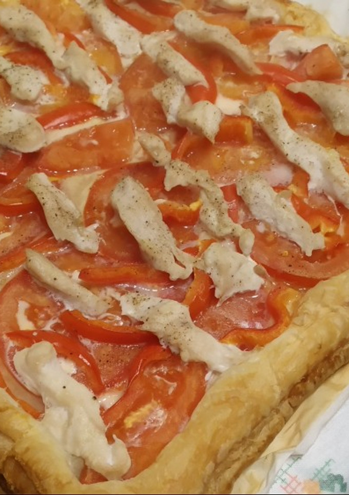 Una foto de Hojaldre con tomate, pollo y pimiento
