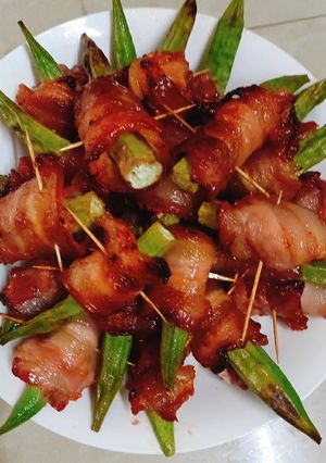 Hình của món Thịt ba chỉ cuộn đậu bắp.