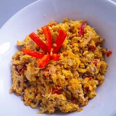 A picture of Ayam suwir pedas.