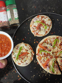 પીઝા (Pizza recipe in Gujarati) રેસીપી મુખ્ય ફોટો