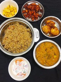 பொங்கல் கறி விருந்து-மட்டன் பிரியாணி, எலும்பு சாம்பார் குழம்பு, முட்டை கிரேவி,சிக்கன் ப்ரை செய்முறை முக்கிய புகைப்படம்