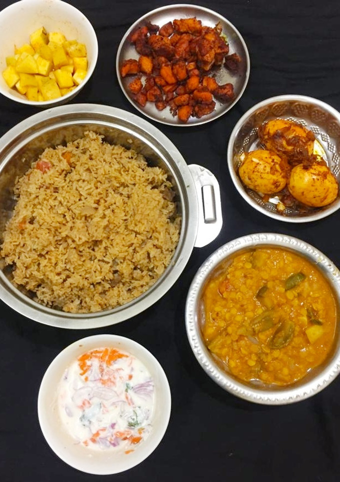 பொங்கல் கறி விருந்து-மட்டன் பிரியாணி, எலும்பு சாம்பார் குழம்பு, முட்டை கிரேவி,சிக்கன் ப்ரை செய்முறை முக்கிய புகைப்படம்