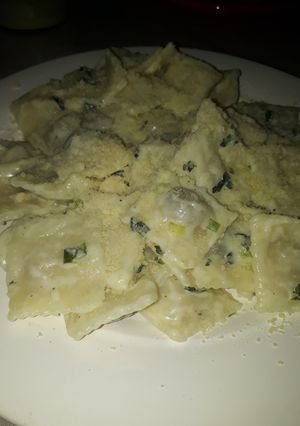 Una foto de Ravioles con crema de verdeo