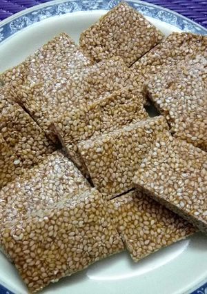A picture of Til Aur Gud Ki Chikki.