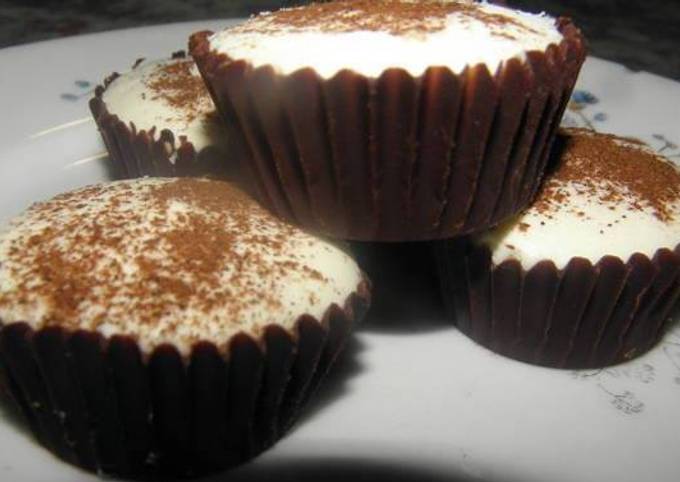 Foto principal de Muffins de chocolate y crema sin horno
