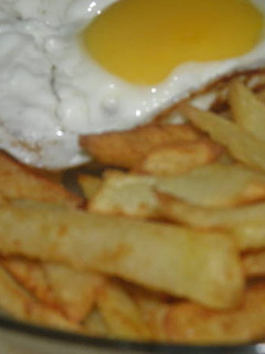 Una foto de Papas fritas con huevo frito