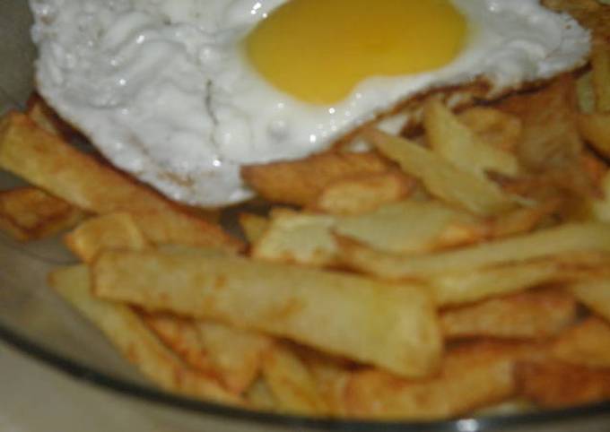 Foto principal de Papas fritas con huevo frito 
