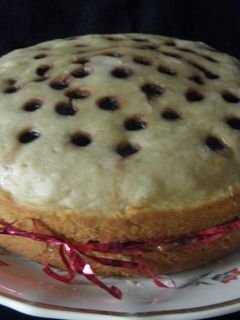 Una foto de Bizcochuelo de chocolate blanco con lunares de chocolate negro