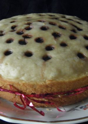 Una foto de Bizcochuelo de chocolate blanco con lunares de chocolate negro